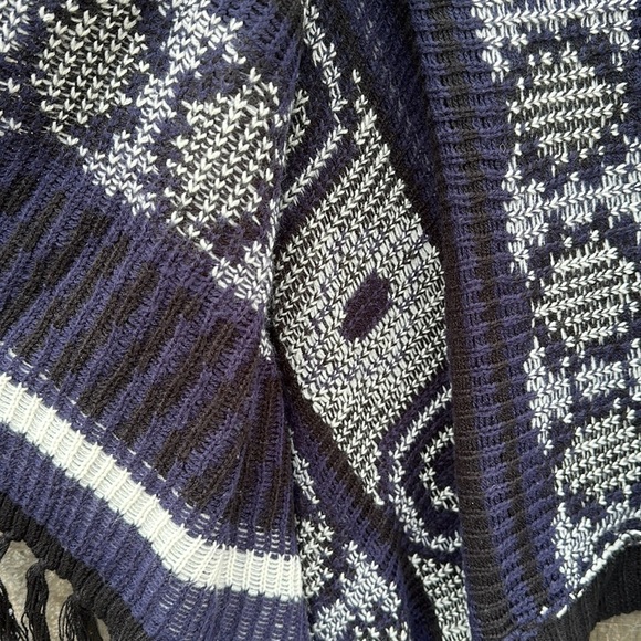 Charlotte Russe Asymettrical Fringe Shrug Wrap - Picture 11 of 11